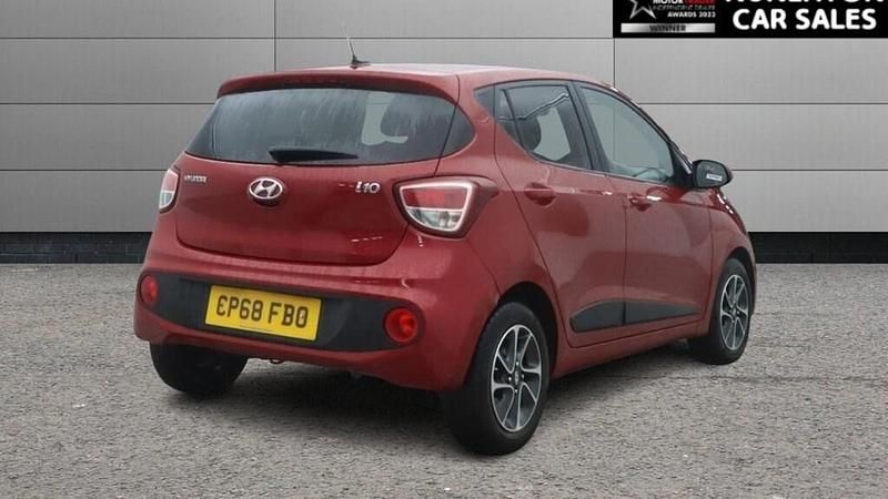 Usado Hyundai i10 Premium 87 CV (63 kW) 2018 Rojo Utilitario