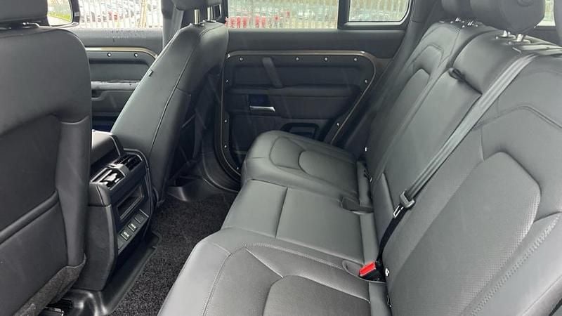 New Land Rover Defender SE Dynamic 249 HP (183 kW) 2026 Metallic  gondwana stone SUV