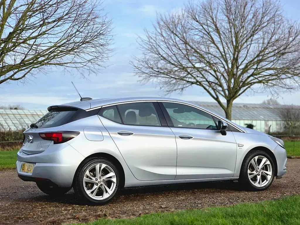 Second-hand Vauxhall Astra SRi 150 CP (110 kW) 2017 Argintiu Hatchback