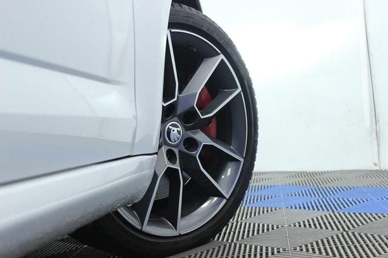 Used Skoda Octavia vRS 245 HP (180 kW) 2019 White Estate