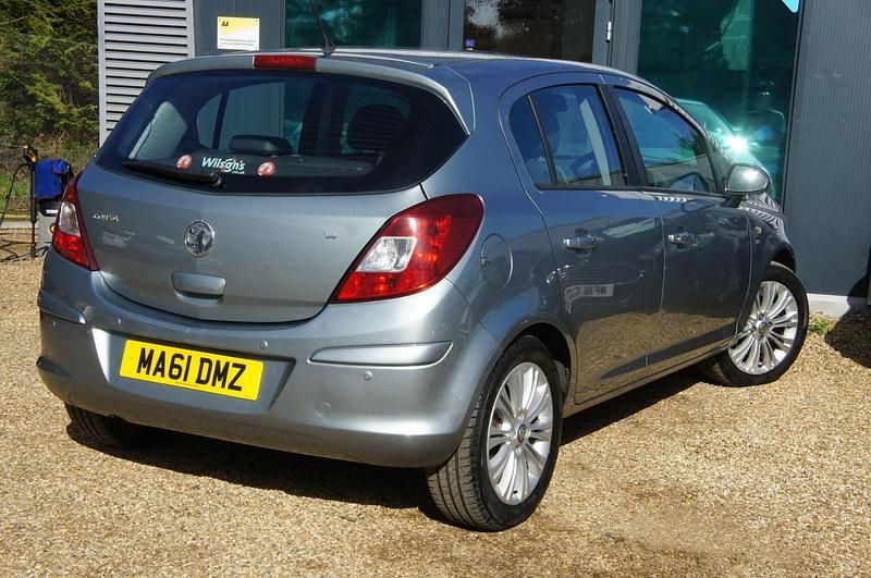 Second-hand Vauxhall Corsa 90 CP (66 kW) 2011 Argintiu Hatchback