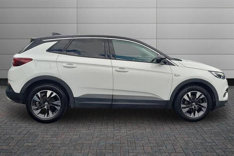 Used Vauxhall Grandland X Sport 130 HP (95 kW) 2019 White jade SUV