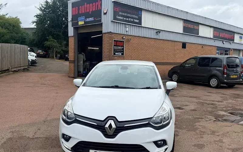 Used Renault Clio Dynamique 75 HP (55 kW) 2017 White Hatchback