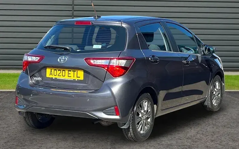 Begagnad Toyota Yaris 72 HK (52 kW) 2020 Grå Halvkombi