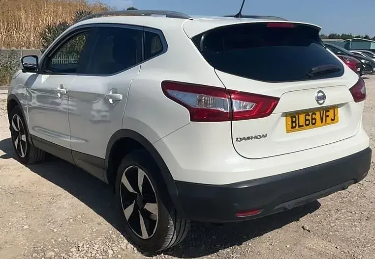 Used Nissan Qashqai N-Connecta 2016 White SUV