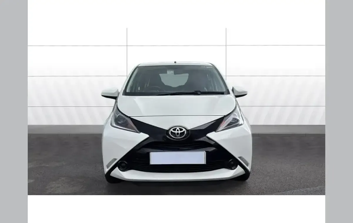 Used Toyota Aygo X-play 68 HP (50 kW) 2017 White Hatchback