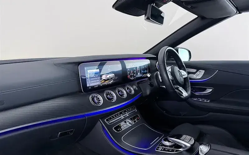 Usado Mercedes E220 AMG line 194 HP (142 kW) 2019 Azul Cabrios
