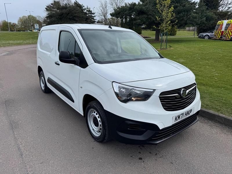 Second-hand Vauxhall Combo 100 CP (73 kW) 2022 Alb Monovolum
