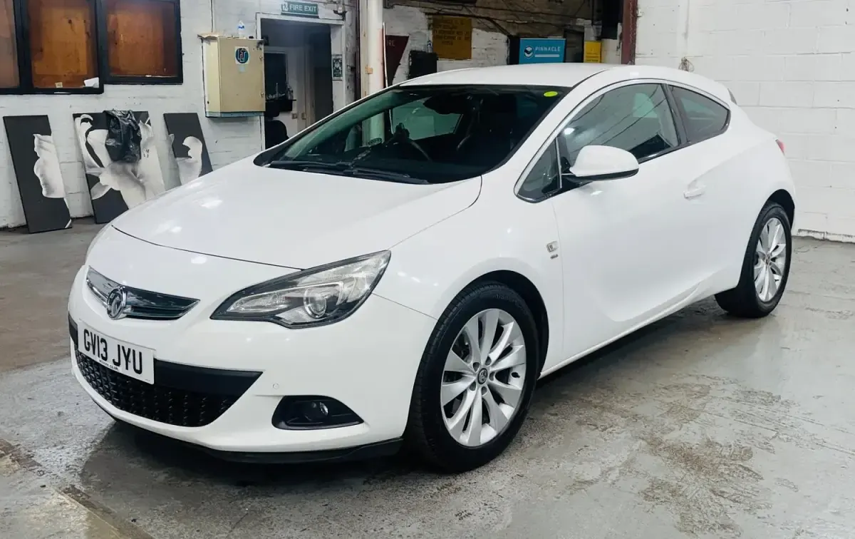 Used Vauxhall Astra GTC SRi 2013 White Hatchback