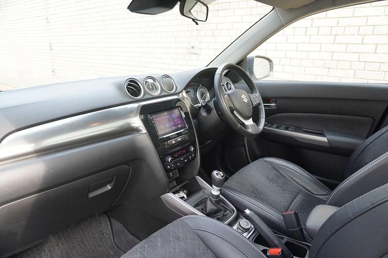 Second-hand Suzuki Vitara SZ5 2022 Alb SUV