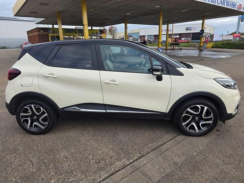 Used Renault Captur Iconic 90 HP (66 kW) 2018 Cream/black SUV