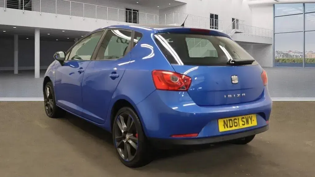 Begagnad Seat Ibiza 105 HK (77 kW) 2012 Blå Halvkombi