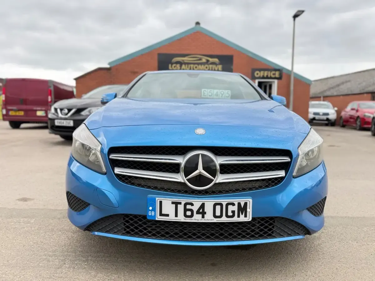 Begagnad Mercedes A180 2014 Blå Halvkombi