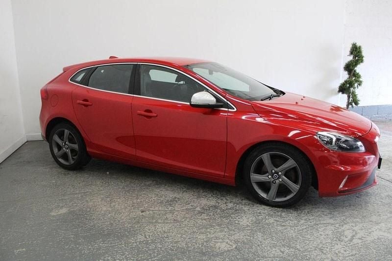 Used Volvo V40 R-Design 120 HP (88 kW) 2016 Red Estate