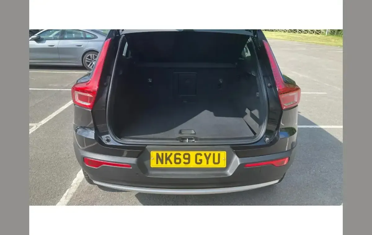 Used Volvo XC40 Momentum 161 HP (118 kW) 2019 Black SUV