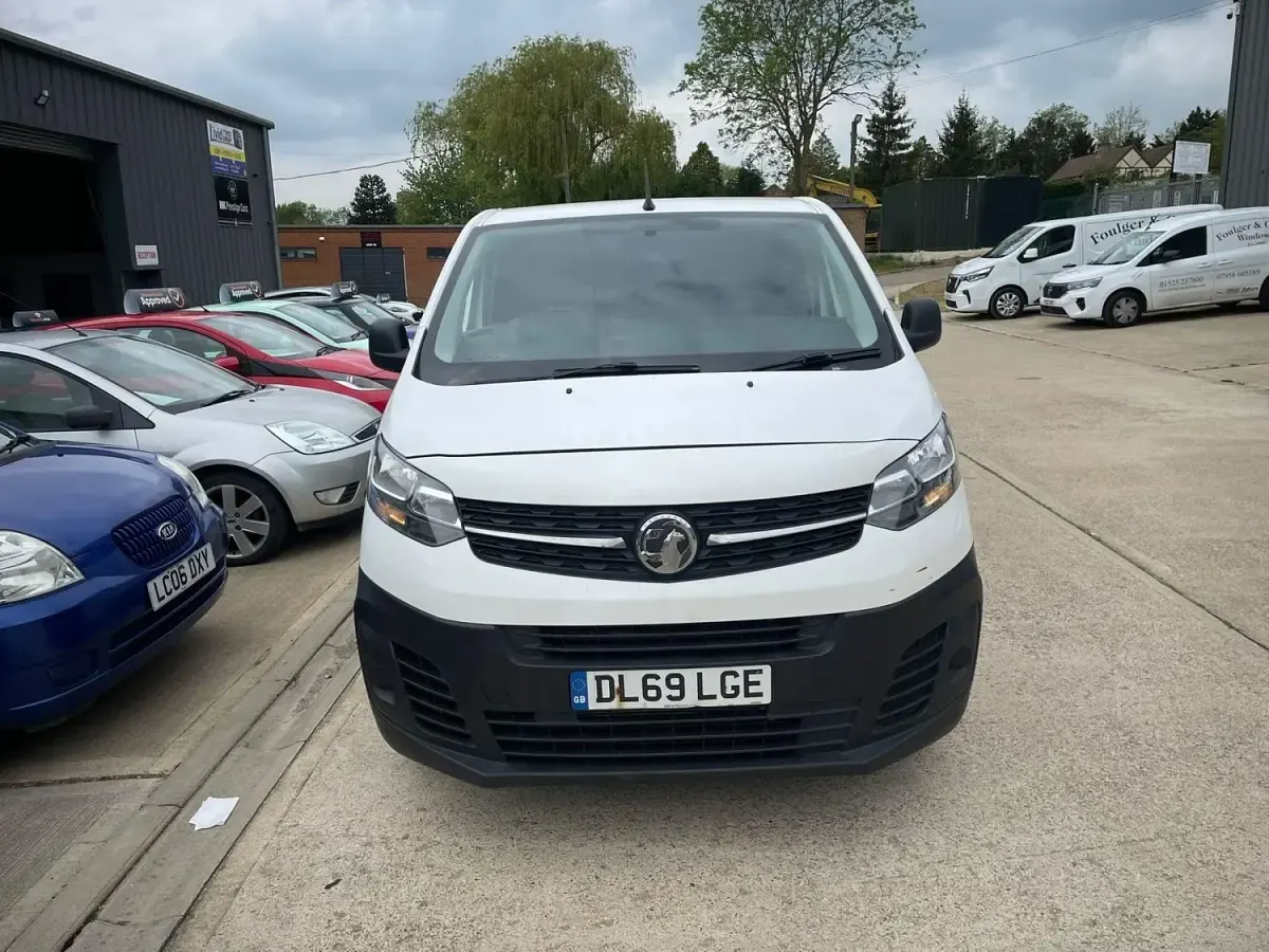 Usado Vauxhall Vivaro Edition 120 HP (88 kW) 2020 Branco Monovolume