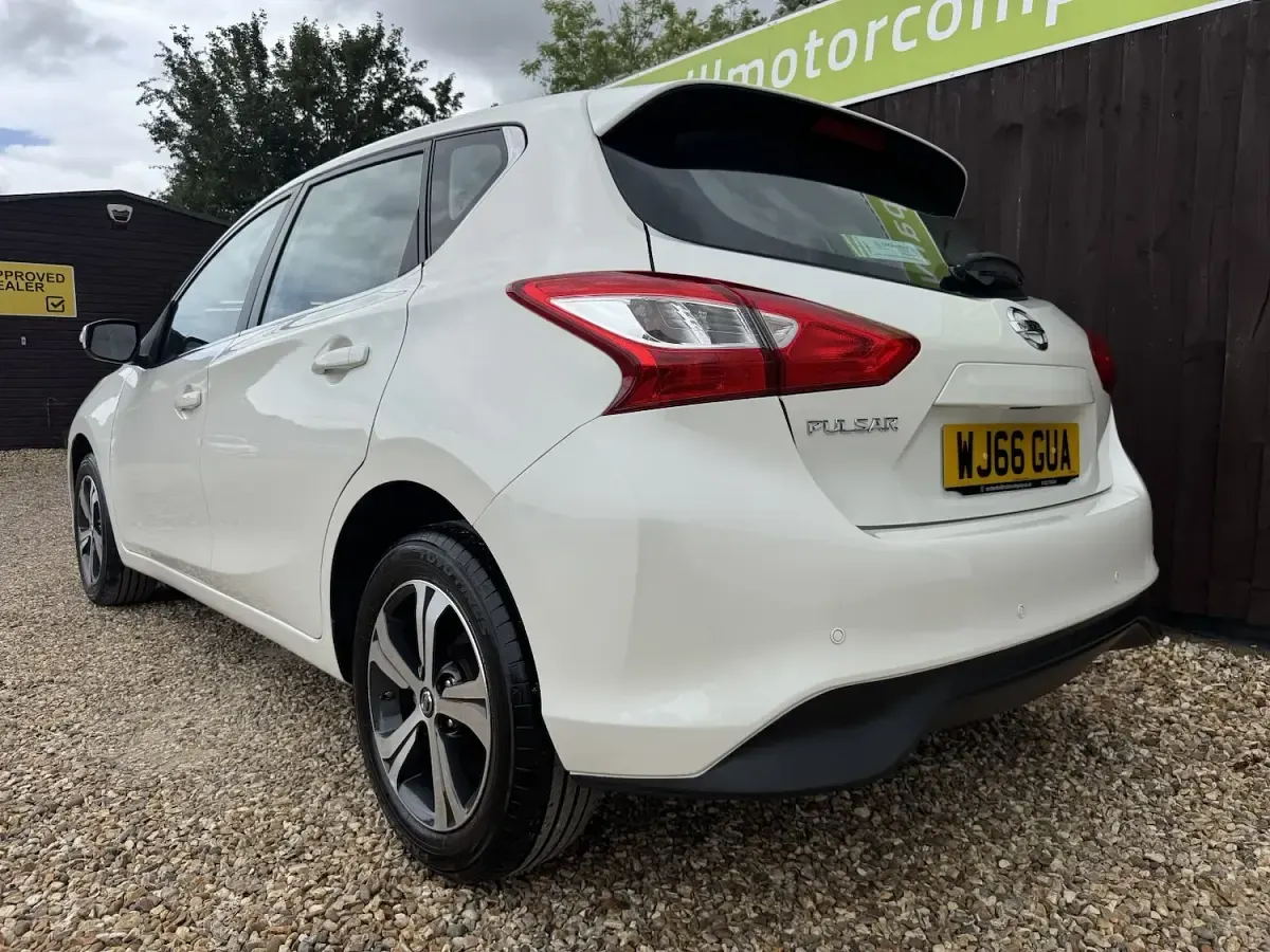 Used Nissan Pulsar Acenta 115 HP (84 kW) 2016 White Hatchback