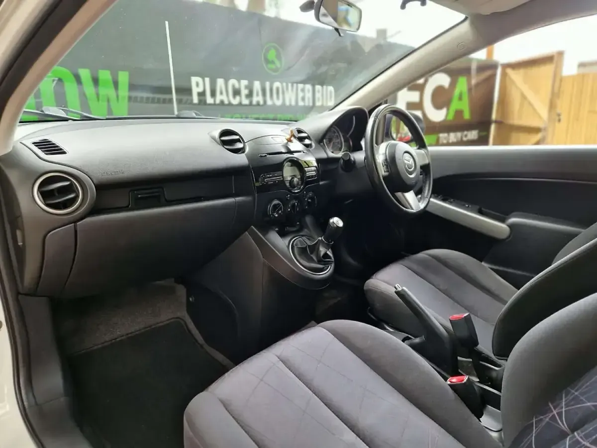 Used Mazda 2 2012 White Hatchback