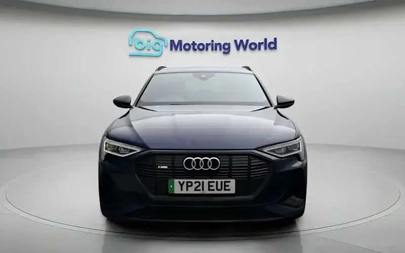 Usado Audi e-tron Black Edition 230 kW (313 HP) 2021 Azul SUV