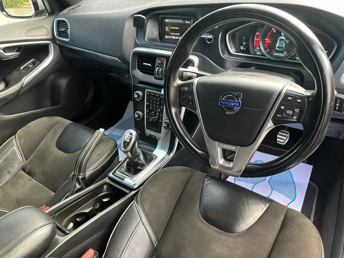 Used Volvo V40 R-Design 115 HP (84 kW) 2014 White Hatchback