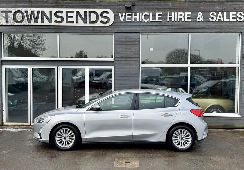 Used Ford Focus Titanium 125 HP (91 kW) 2018 Silver Hatchback