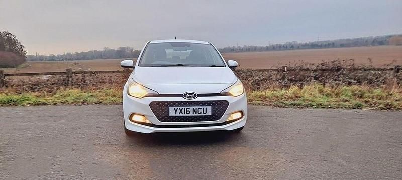 Used Hyundai i20 SE 84 HP (61 kW) 2016 White Hatchback