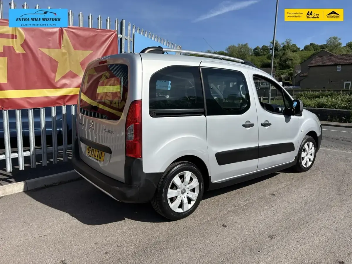 Usado Citroën Berlingo XTR 90 CV (66 kW) 2010 Plateado Monovolumen