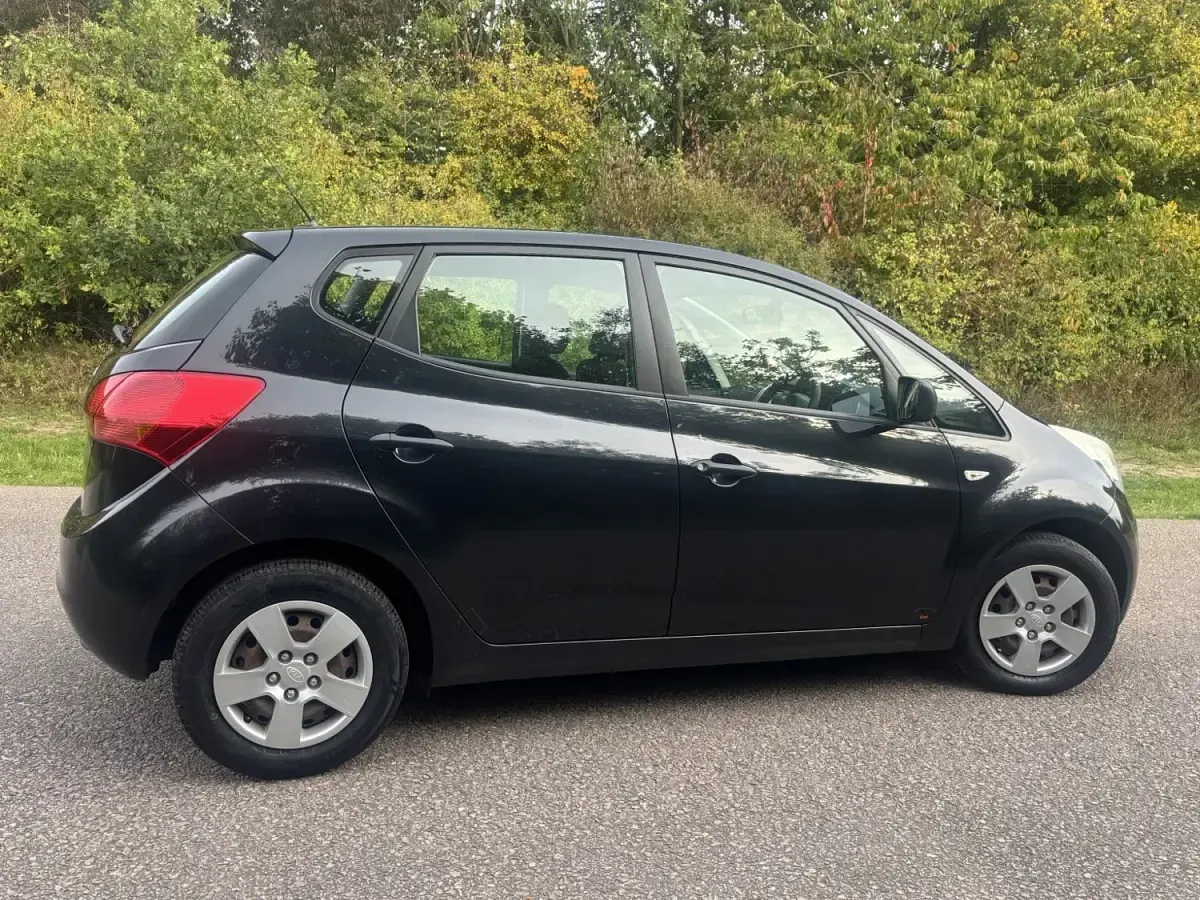 Second-hand Kia Venga 90 CP (66 kW) 2011 Negru Hatchback