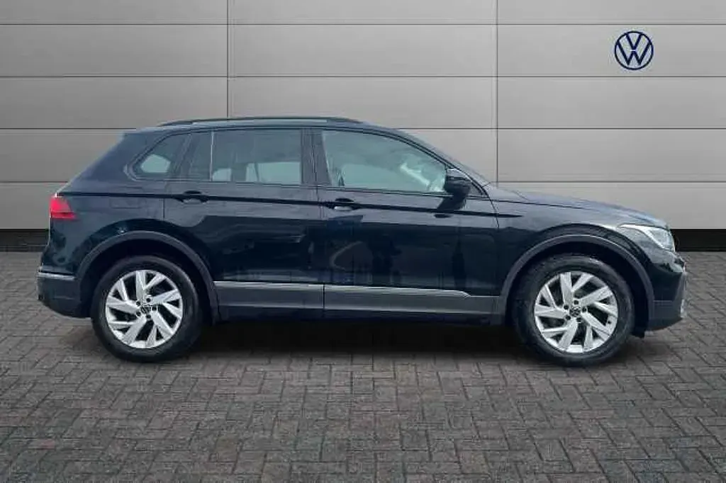 Begagnad VW Tiguan Life 150 HK (110 kW) 2022 Svart SUV