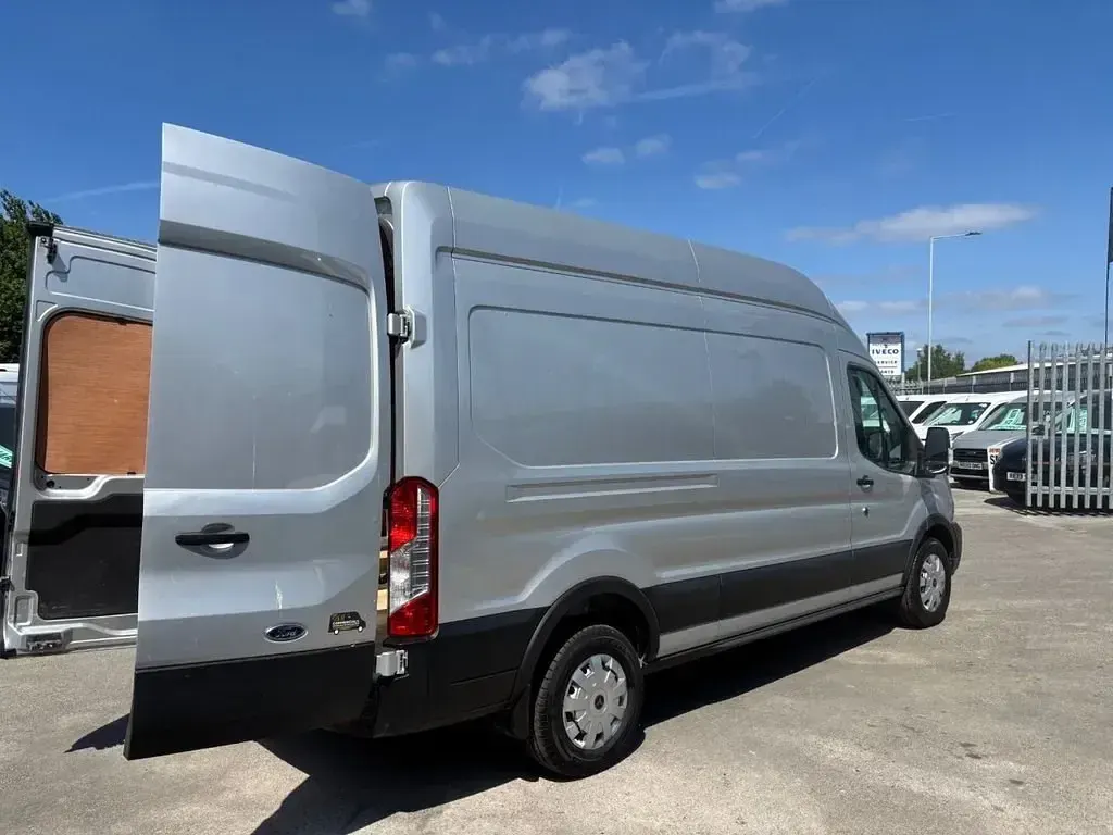 Używany Ford Transit 130 KM (95 kW) 2022 Srebrny Van