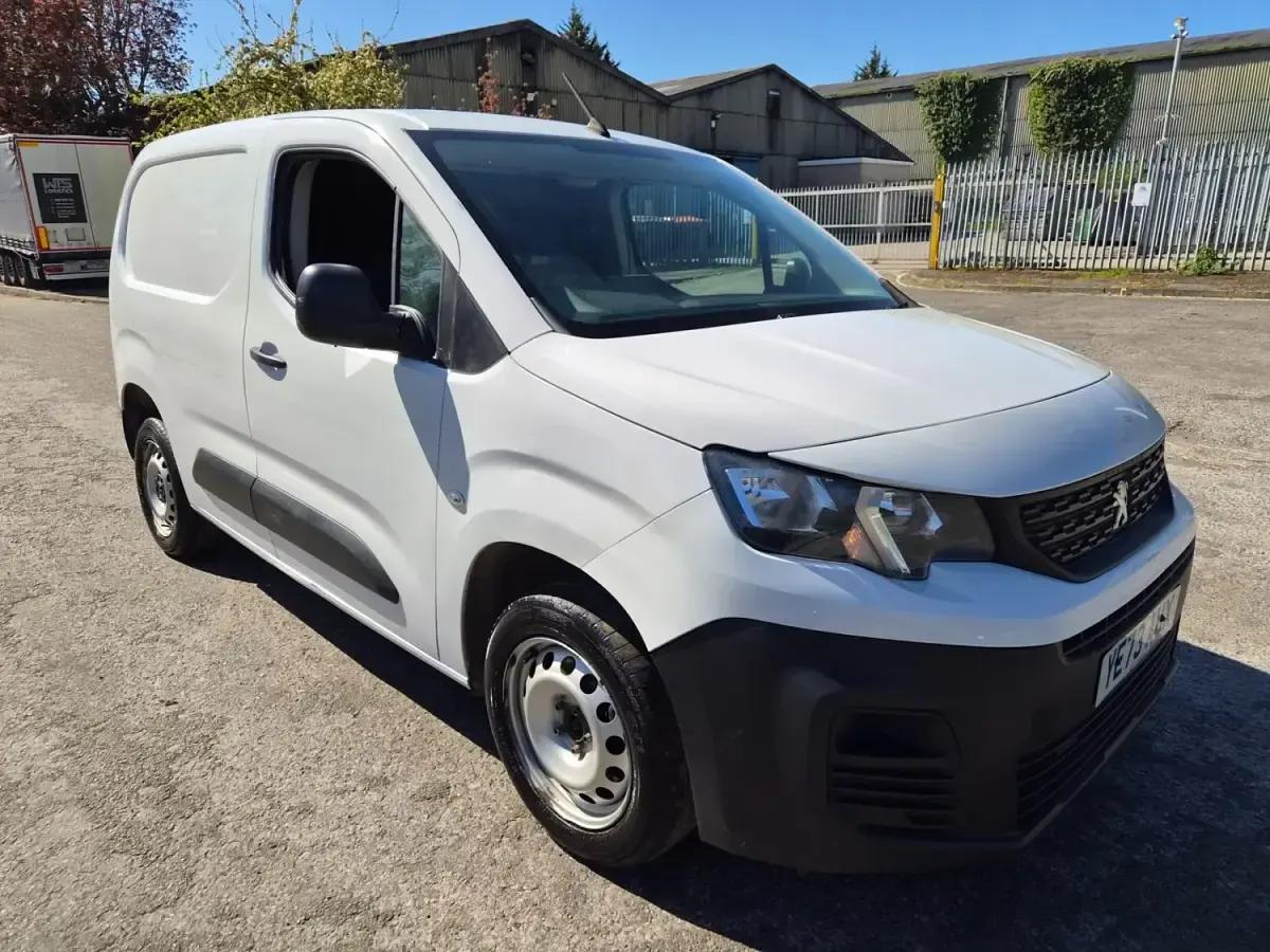 Second-hand Peugeot Partner Premium 2023 Alb Monovolum