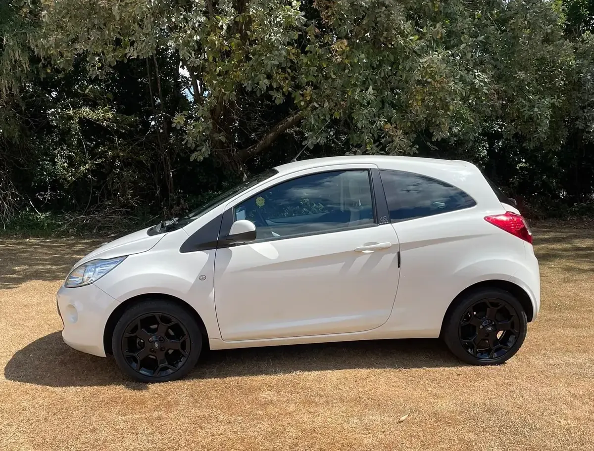 Used Ford Ka Zetec 69 HP (50 kW) 2016 White Hatchback