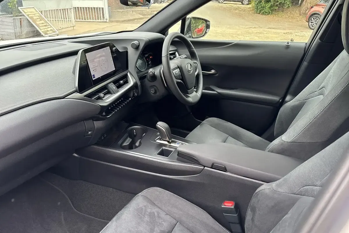 Used Lexus UX 300e 150 kW (204 HP) 2025 White SUV