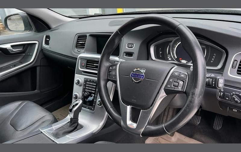 Used Volvo V60 SE Lux 190 HP (139 kW) 2017 Blue Estate