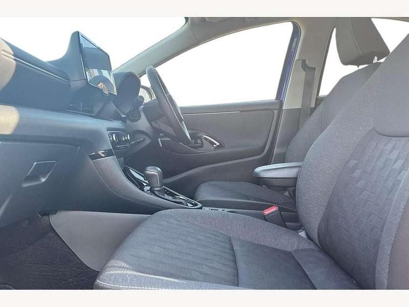 Used Toyota Yaris Hybrid Design 116 HP (85 kW) 2024 Blue Hatchback