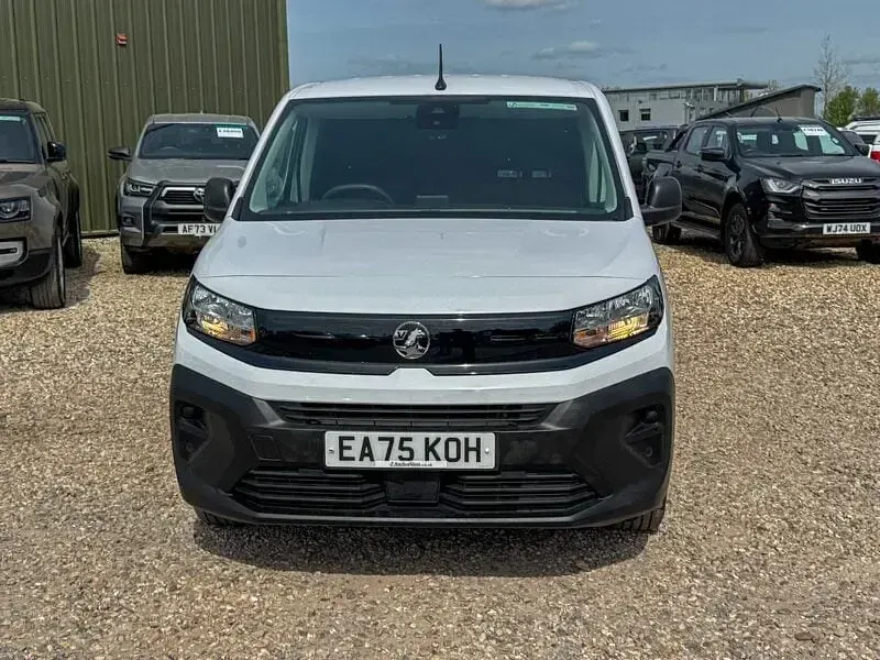 Second-hand Vauxhall Combo 102 CP (75 kW) 2025 Alb Monovolum