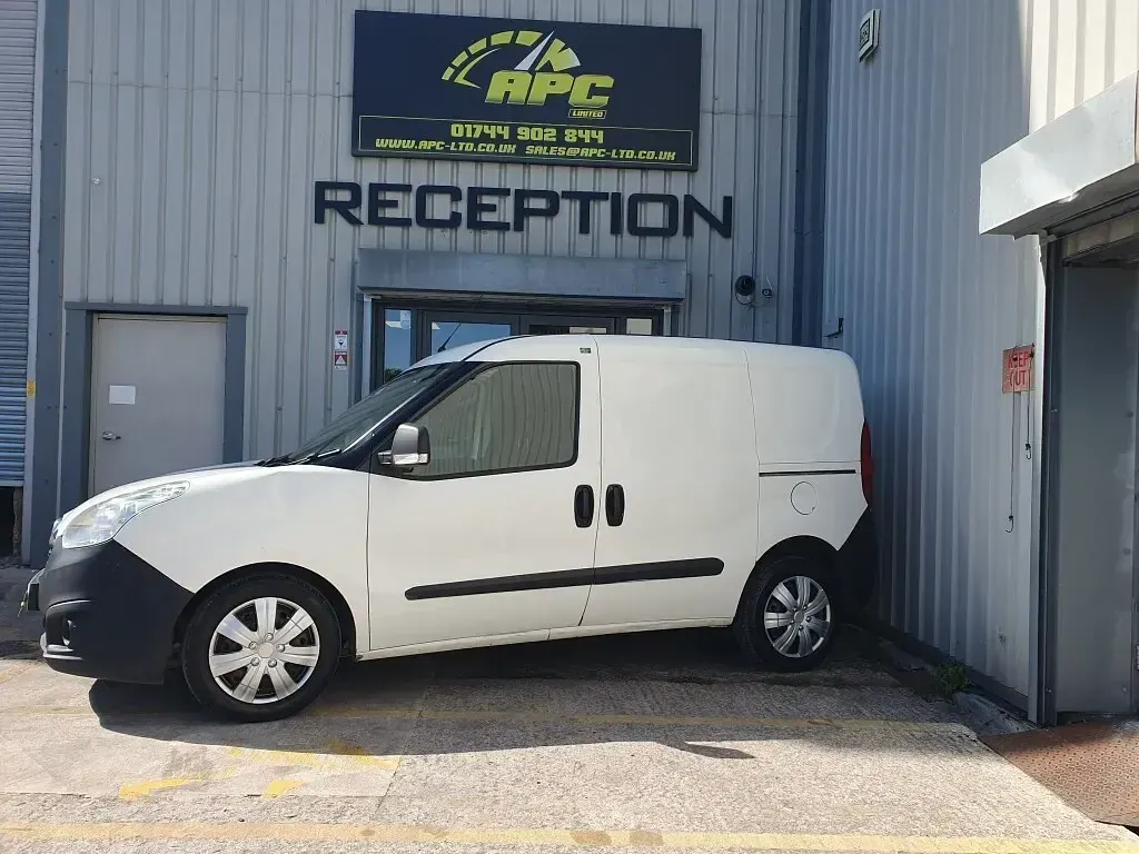 Used Vauxhall Combo 95 HP (69 kW) 2017 White MPV