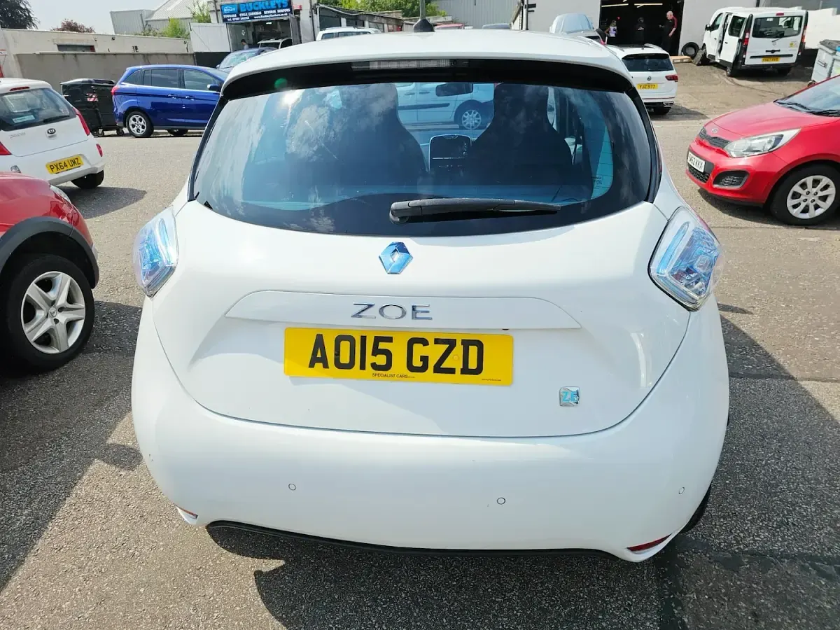 Used Renault Zoe Dynamique 64 kW (88 HP) 2015 White Hatchback