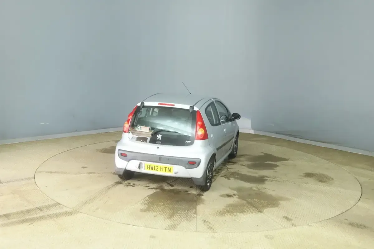 Used Peugeot 107 68 HP (50 kW) 2012 Silver Hatchback