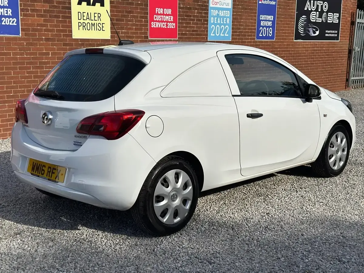 Used Vauxhall Corsa 95 HP (69 kW) 2016 White Hatchback