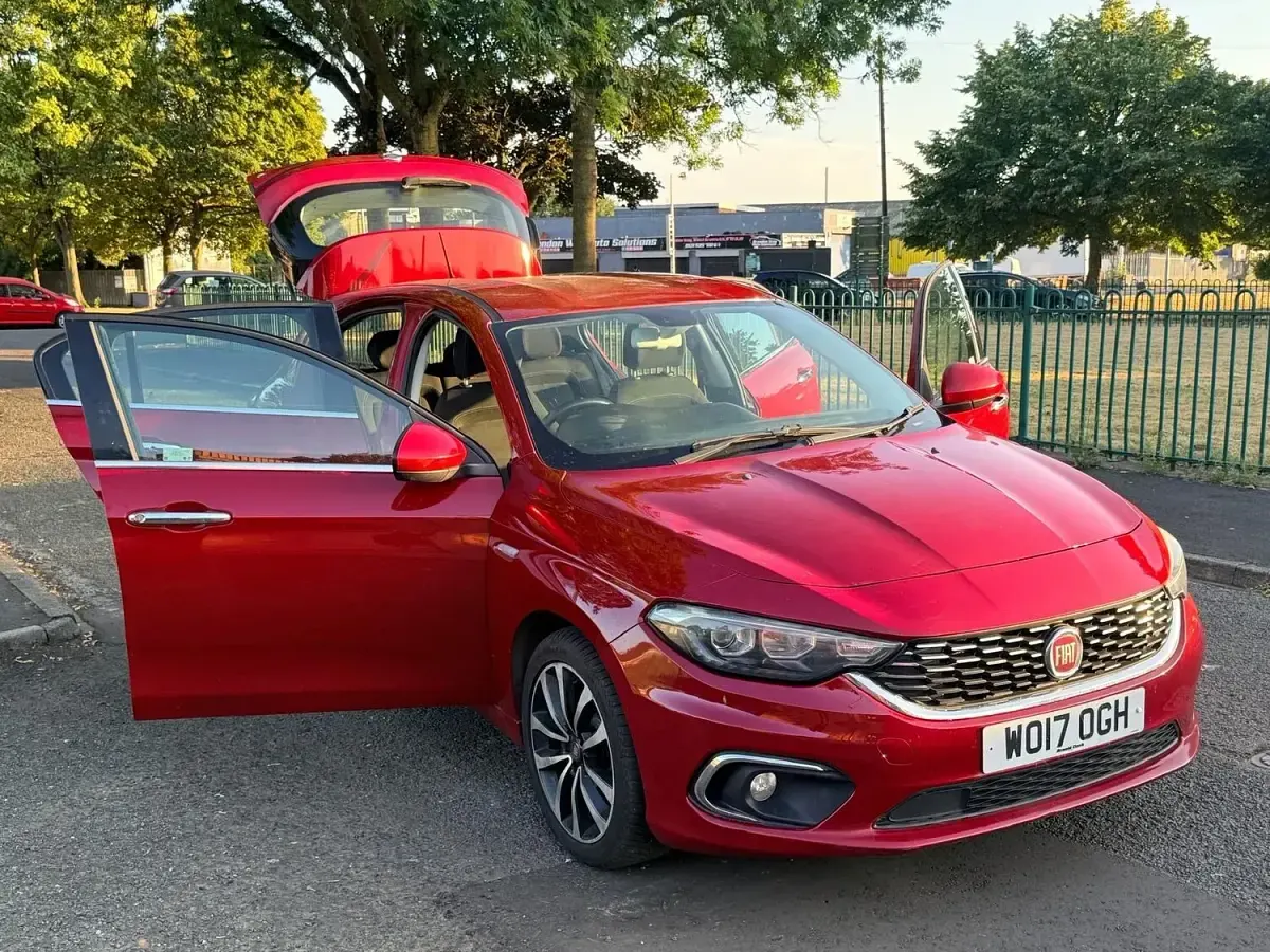 Used Fiat Tipo Lounge 120 HP (88 kW) 2017 Red Hatchback