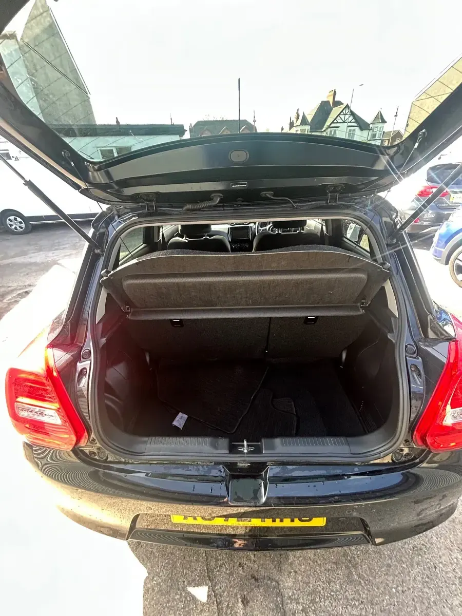 Begagnad Suzuki Swift SZ-T 83 HK (61 kW) 2023 Svart Halvkombi