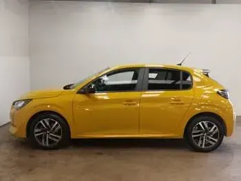 Used Peugeot 208 Active+ 100 HP (73 kW) 2023 Yellow Hatchback
