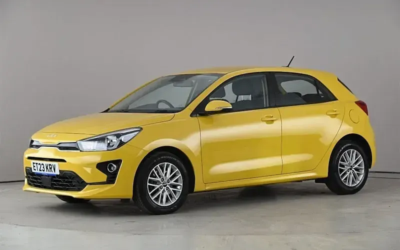 Usado Kia Rio 84 HP (61 kW) 2022 Amarelo Citadino
