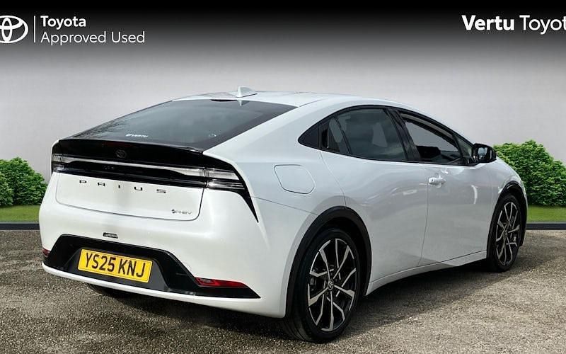 Used Toyota Prius Design 223 HP (164 kW) 2025 White Hatchback
