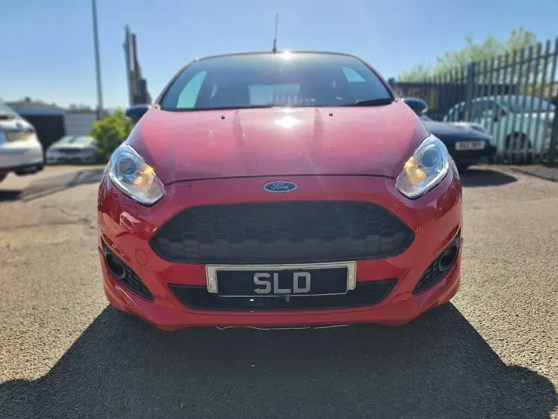 Używany Ford Fiesta Zetec 140 KM (102 kW) 2015 Czerwony Hatchback