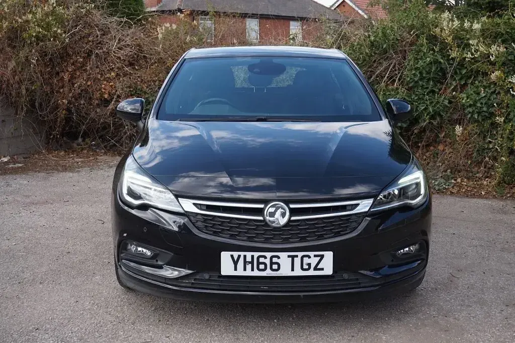 Used Vauxhall Astra SRi 100 HP (73 kW) 2016 Black Hatchback