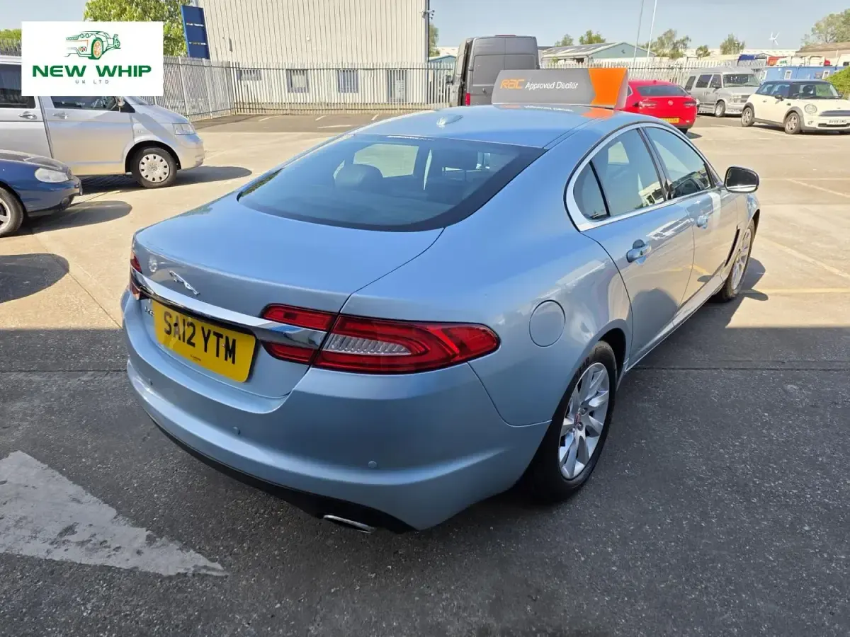 Usado Jaguar XF Premium Luxury 190 HP (139 kW) 2012 Azul Sedan