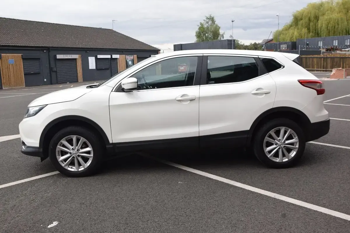 Used Nissan Qashqai Acenta 115 HP (84 kW) 2014 White SUV