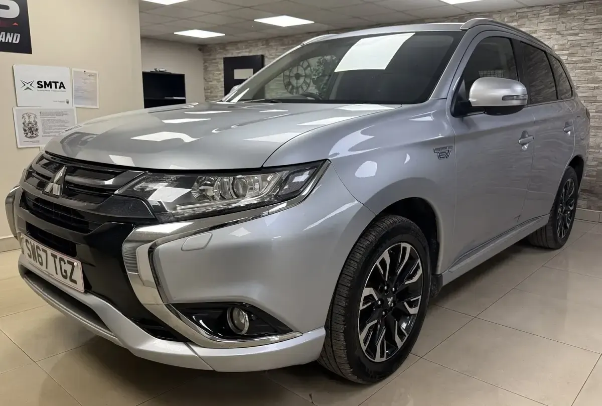 Used Mitsubishi Outlander P-HEV 200 HP (147 kW) 2017 Multicolour SUV